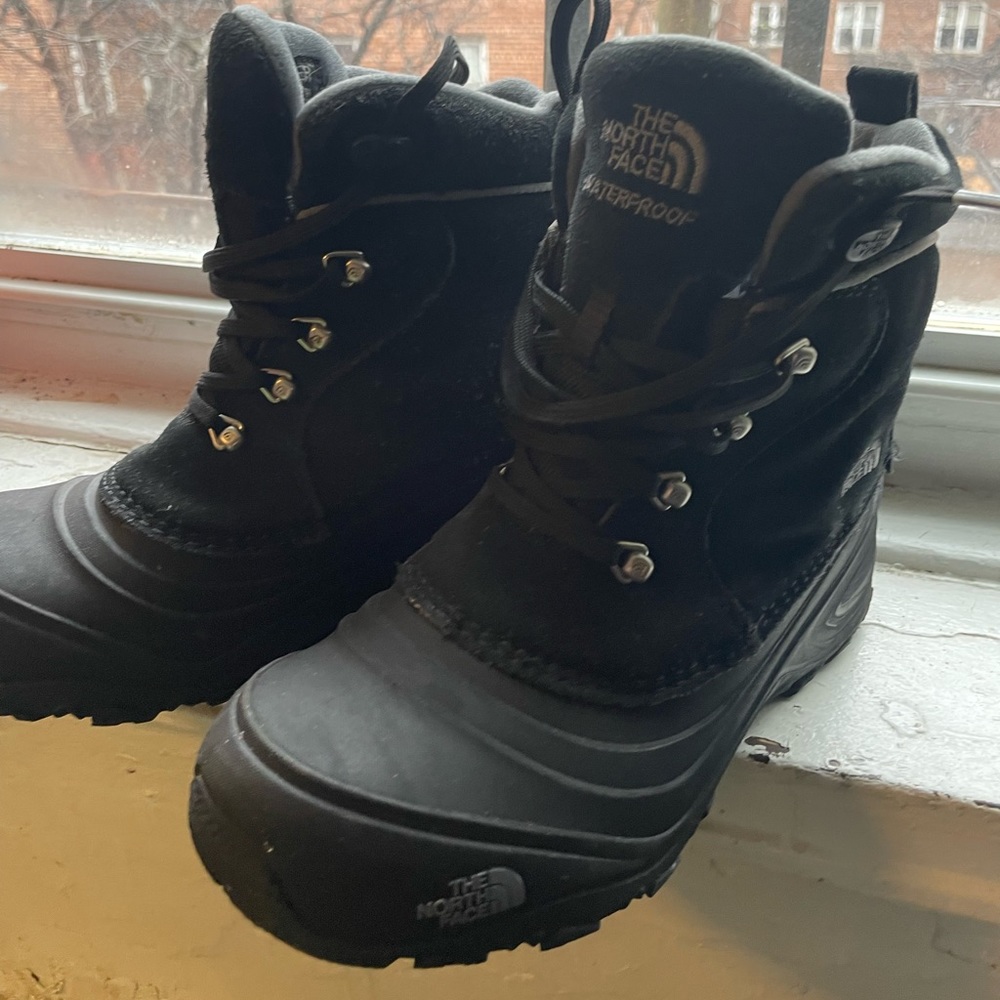 North face waterproof/heat seeker Size 5